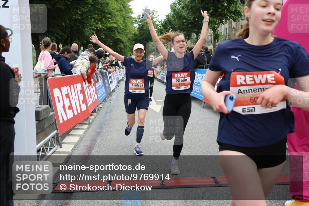 14.06.2026 - REWE Women's Run Strokosch-Dieckow http://msf.ph/oto/9769914 14.06.2026 10:57:03 Ziel 5021, 5074, 5209, 5571, 5583, 5964, 6053 meine-sportfotos.de