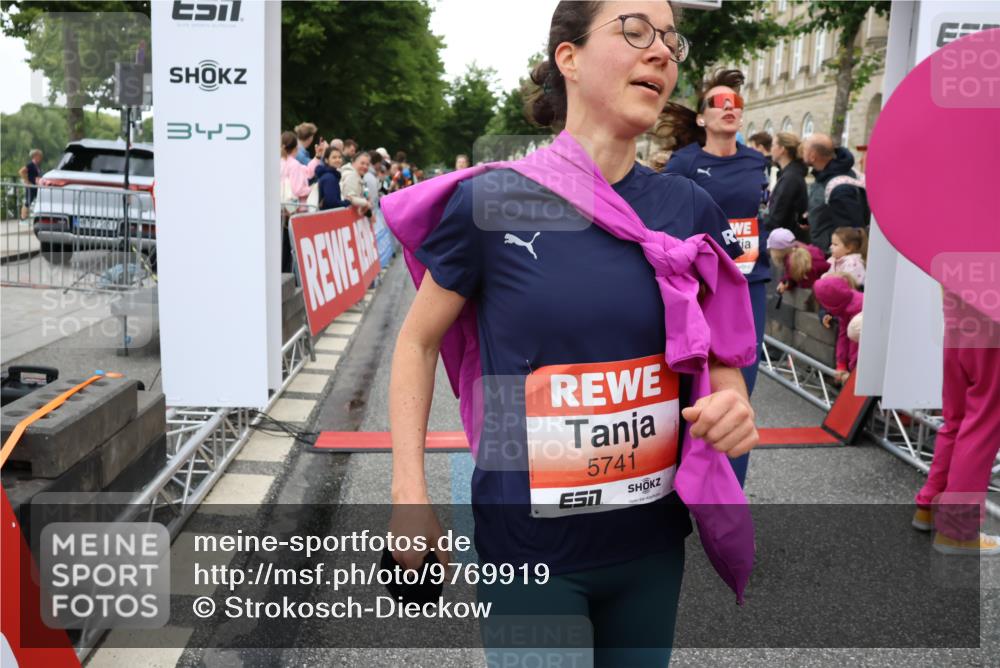 14.06.2026 - REWE Women's Run Strokosch-Dieckow http://msf.ph/oto/9769919 14.06.2026 10:59:01 Ziel 5066, 5067, 5142, 5144, 5154, 5226, 5376, 5402, 5553, 5585, 5616, 5703, 5741, 5766, 5911, 6036 meine-sportfotos.de