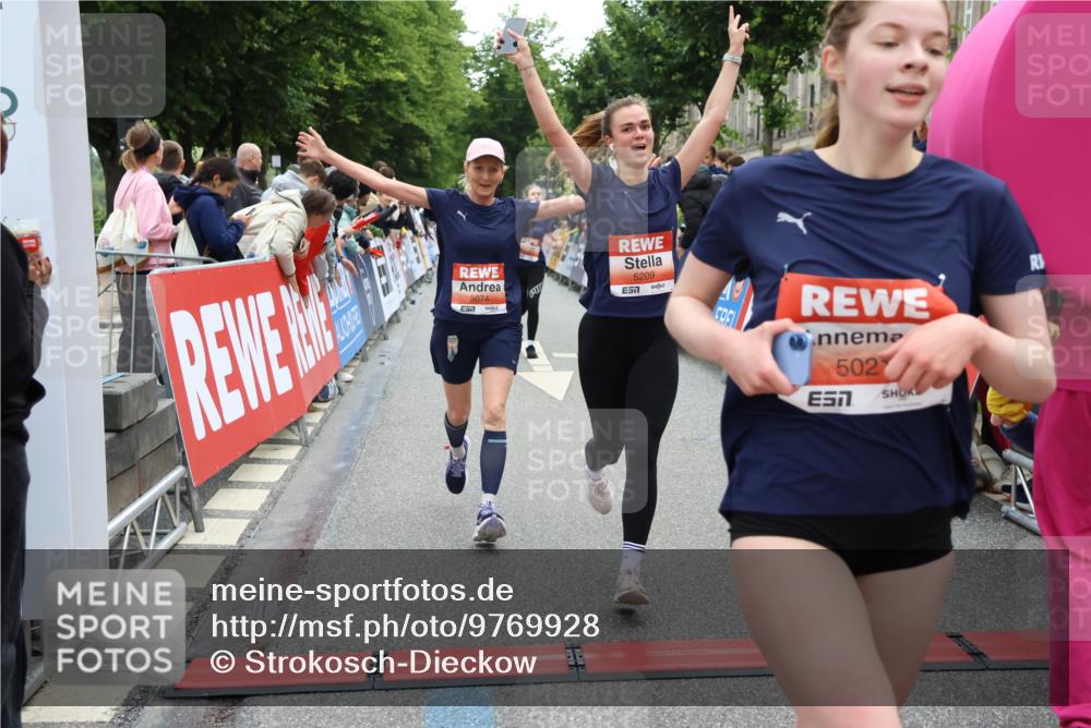 14.06.2026 - REWE Women's Run Strokosch-Dieckow http://msf.ph/oto/9769928 14.06.2026 10:57:03 Ziel 5021, 5074, 5209, 5571, 5583, 5964, 6053 meine-sportfotos.de