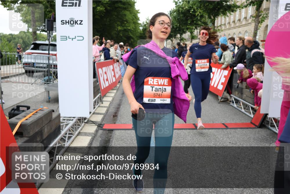 14.06.2026 - REWE Women's Run Strokosch-Dieckow http://msf.ph/oto/9769934 14.06.2026 10:59:00 Ziel 5066, 5067, 5142, 5144, 5154, 5226, 5376, 5402, 5553, 5585, 5616, 5741, 5766, 5911, 6036 meine-sportfotos.de
