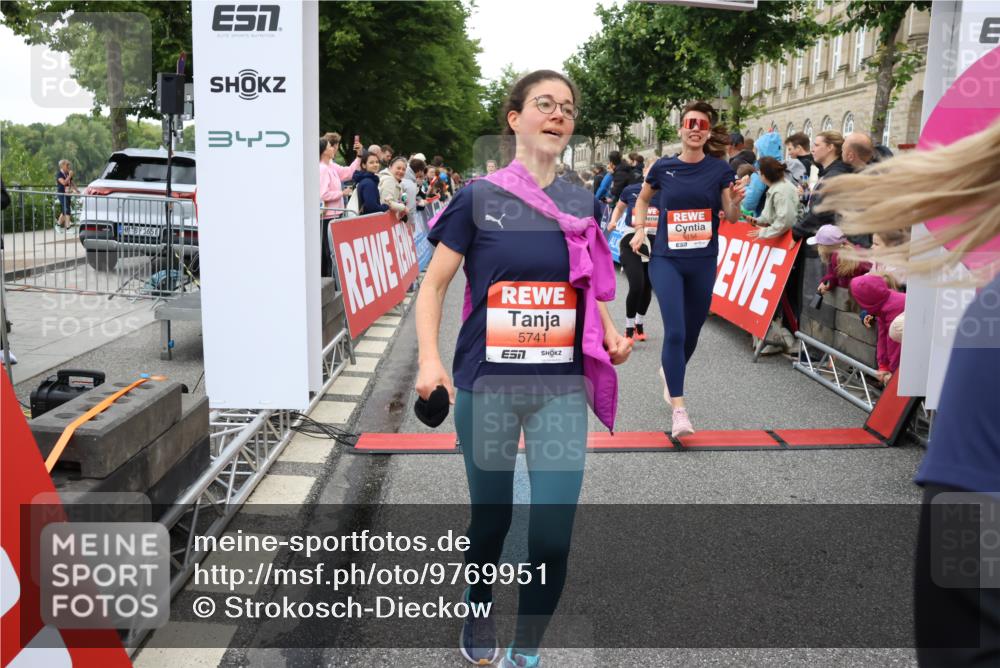 14.06.2026 - REWE Women's Run Strokosch-Dieckow http://msf.ph/oto/9769951 14.06.2026 10:59:00 Ziel 5066, 5067, 5142, 5144, 5154, 5226, 5376, 5402, 5553, 5585, 5616, 5741, 5766, 5911, 6036 meine-sportfotos.de