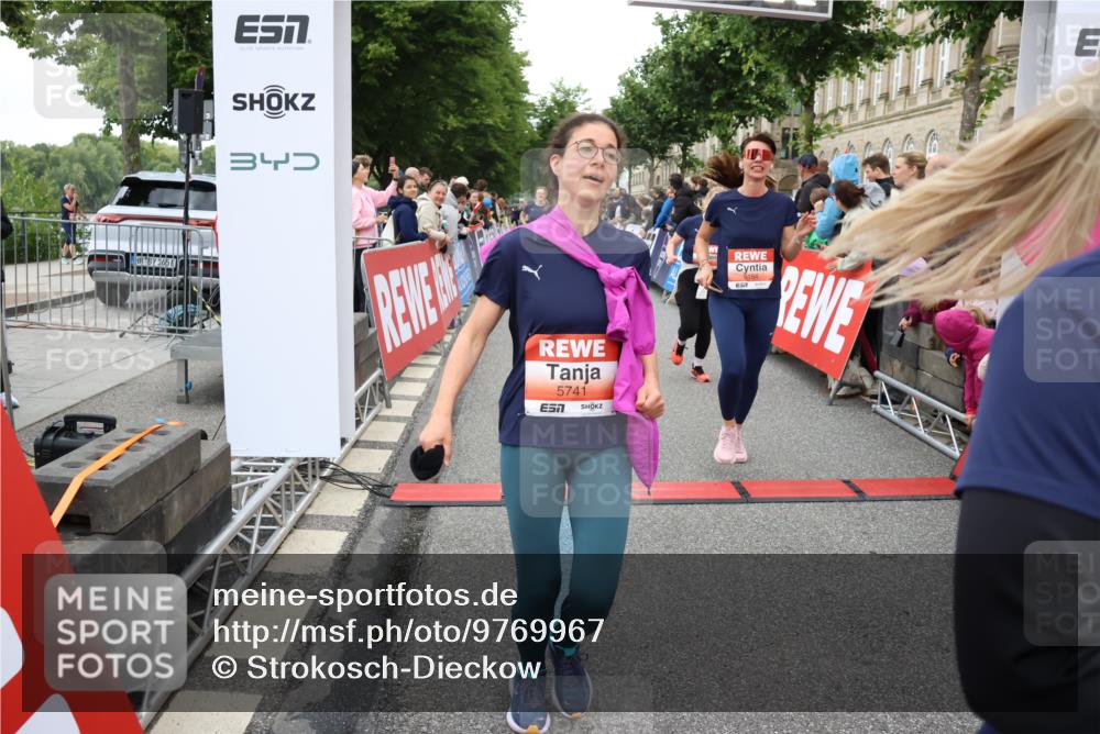 14.06.2026 - REWE Women's Run Strokosch-Dieckow http://msf.ph/oto/9769967 14.06.2026 10:59:00 Ziel 5066, 5067, 5142, 5144, 5154, 5226, 5376, 5402, 5553, 5585, 5616, 5741, 5766, 5911, 6036 meine-sportfotos.de