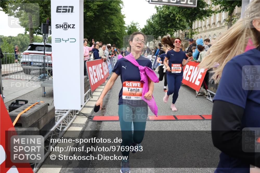 14.06.2026 - REWE Women's Run Strokosch-Dieckow http://msf.ph/oto/9769983 14.06.2026 10:59:00 Ziel 5066, 5067, 5142, 5144, 5154, 5226, 5376, 5402, 5553, 5585, 5616, 5741, 5766, 5911, 6036 meine-sportfotos.de