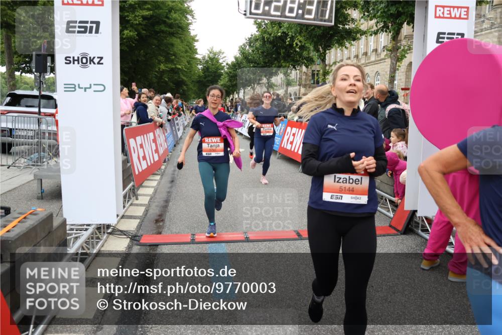 14.06.2026 - REWE Women's Run Strokosch-Dieckow http://msf.ph/oto/9770003 14.06.2026 10:58:59 Ziel 5066, 5067, 5142, 5144, 5154, 5226, 5402, 5553, 5585, 5616, 5741, 5766, 5911, 6036 meine-sportfotos.de