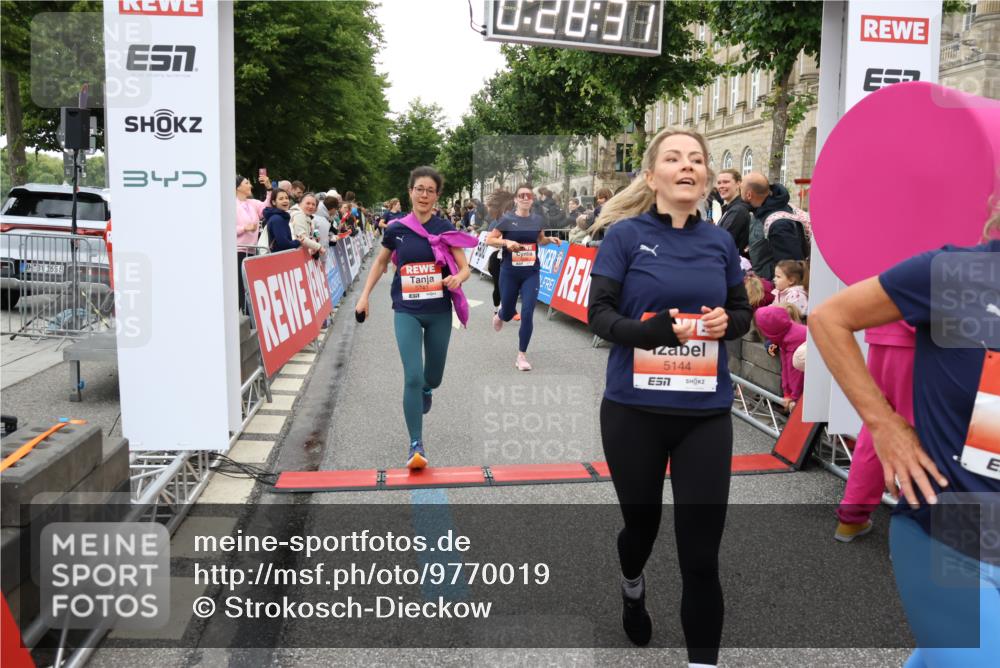 14.06.2026 - REWE Women's Run Strokosch-Dieckow http://msf.ph/oto/9770019 14.06.2026 10:58:59 Ziel 5066, 5067, 5142, 5144, 5154, 5226, 5402, 5553, 5585, 5616, 5741, 5766, 5911, 6036 meine-sportfotos.de