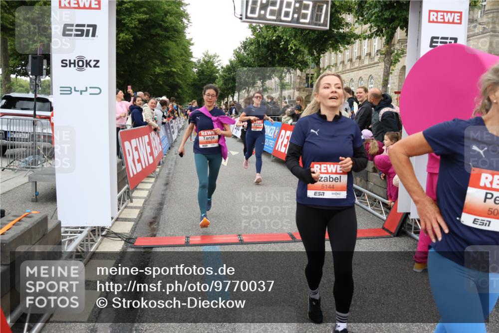 14.06.2026 - REWE Women's Run Strokosch-Dieckow http://msf.ph/oto/9770037 14.06.2026 10:58:59 Ziel 5066, 5067, 5142, 5144, 5154, 5226, 5402, 5553, 5585, 5616, 5741, 5766, 5911, 6036 meine-sportfotos.de