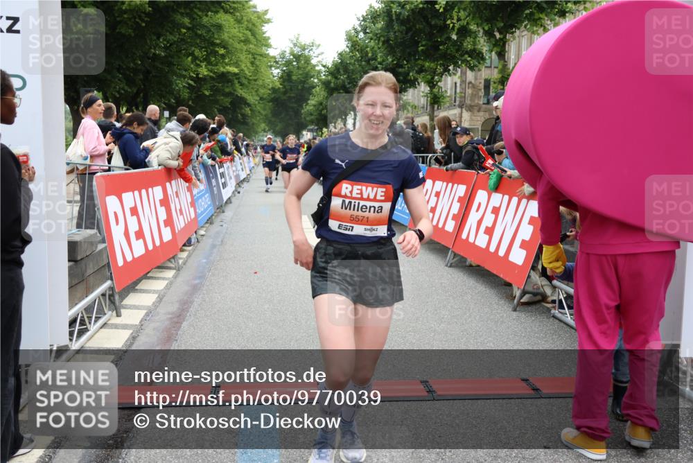 14.06.2026 - REWE Women's Run Strokosch-Dieckow http://msf.ph/oto/9770039 14.06.2026 10:56:58 Ziel 5021, 5023, 5070, 5219, 5571, 5583, 6053 meine-sportfotos.de