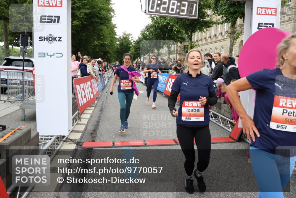 14.06.2026 - REWE Women's Run Strokosch-Dieckow http://msf.ph/oto/9770057 14.06.2026 10:58:59 Ziel 5066, 5067, 5142, 5144, 5154, 5226, 5402, 5553, 5585, 5616, 5741, 5766, 5911, 6036 meine-sportfotos.de