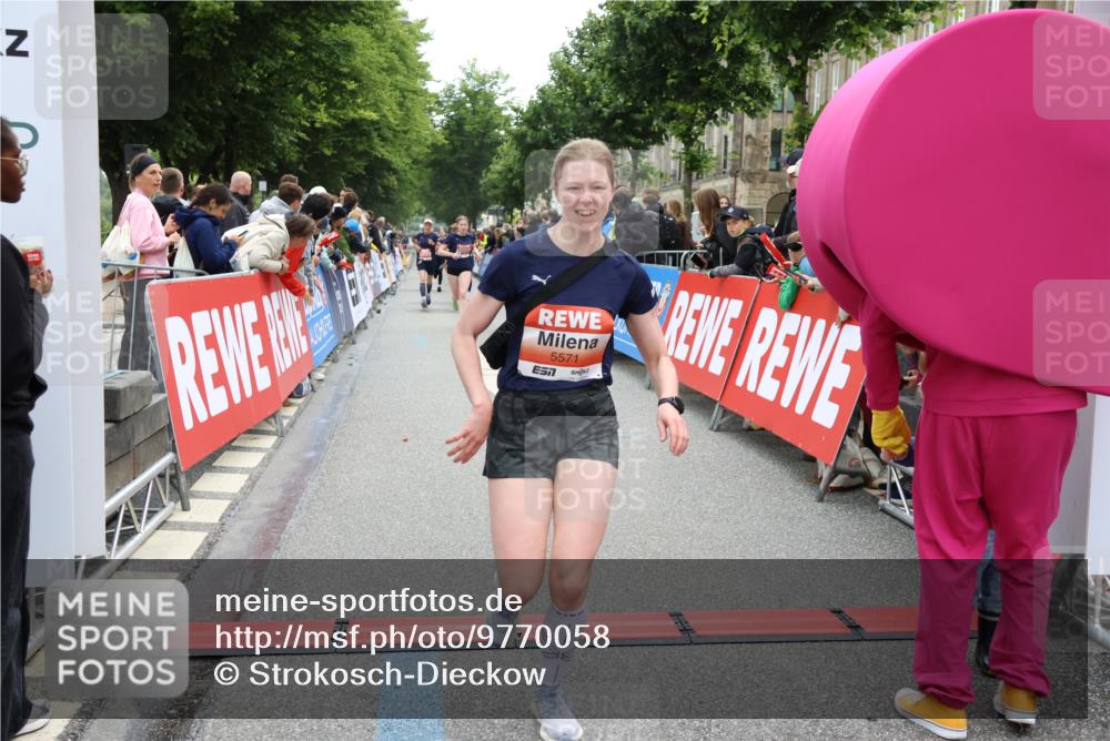 14.06.2026 - REWE Women's Run Strokosch-Dieckow http://msf.ph/oto/9770058 14.06.2026 10:56:58 Ziel 5021, 5023, 5070, 5219, 5571, 5583, 6053 meine-sportfotos.de