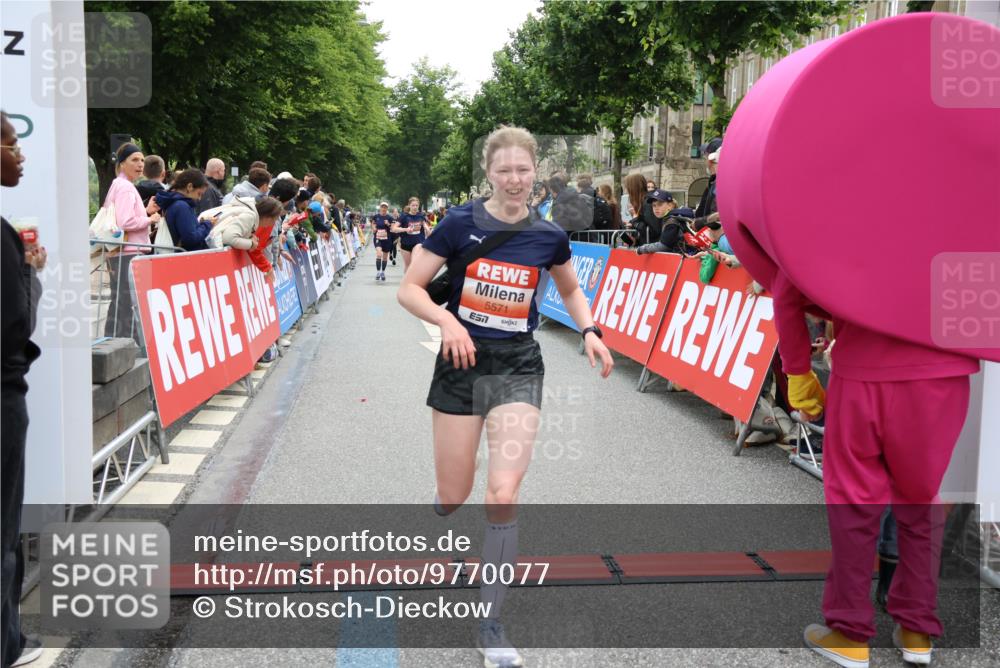 14.06.2026 - REWE Women's Run Strokosch-Dieckow http://msf.ph/oto/9770077 14.06.2026 10:56:58 Ziel 5021, 5023, 5070, 5219, 5571, 5583, 6053 meine-sportfotos.de