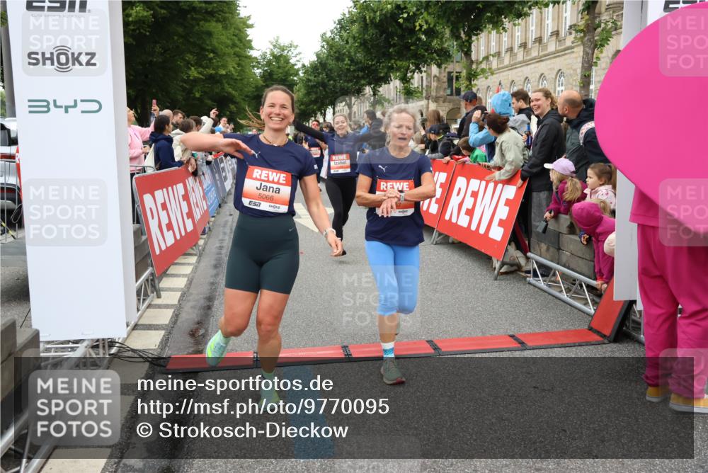 14.06.2026 - REWE Women's Run Strokosch-Dieckow http://msf.ph/oto/9770095 14.06.2026 10:58:58 Ziel 5066, 5067, 5144, 5154, 5226, 5402, 5553, 5585, 5616, 5741, 5766, 5911, 6036 meine-sportfotos.de