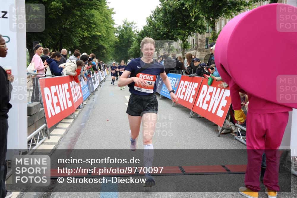 14.06.2026 - REWE Women's Run Strokosch-Dieckow http://msf.ph/oto/9770097 14.06.2026 10:56:58 Ziel 5021, 5023, 5070, 5219, 5571, 5583, 6053 meine-sportfotos.de