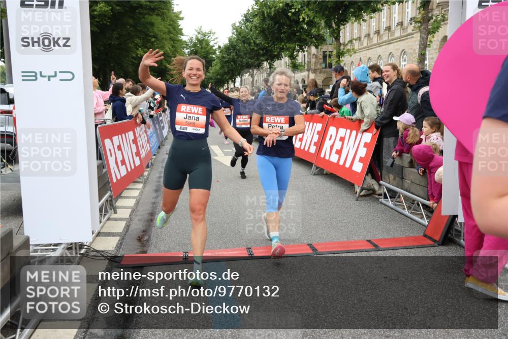 14.06.2026 - REWE Women's Run Strokosch-Dieckow http://msf.ph/oto/9770132 14.06.2026 10:58:57 Ziel 5066, 5067, 5144, 5154, 5226, 5402, 5553, 5585, 5616, 5741, 5766, 5911, 6036 meine-sportfotos.de