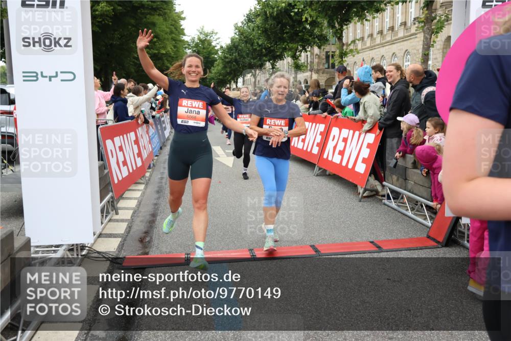 14.06.2026 - REWE Women's Run Strokosch-Dieckow http://msf.ph/oto/9770149 14.06.2026 10:58:57 Ziel 5066, 5067, 5144, 5154, 5226, 5402, 5553, 5585, 5616, 5741, 5766, 5911, 6036 meine-sportfotos.de