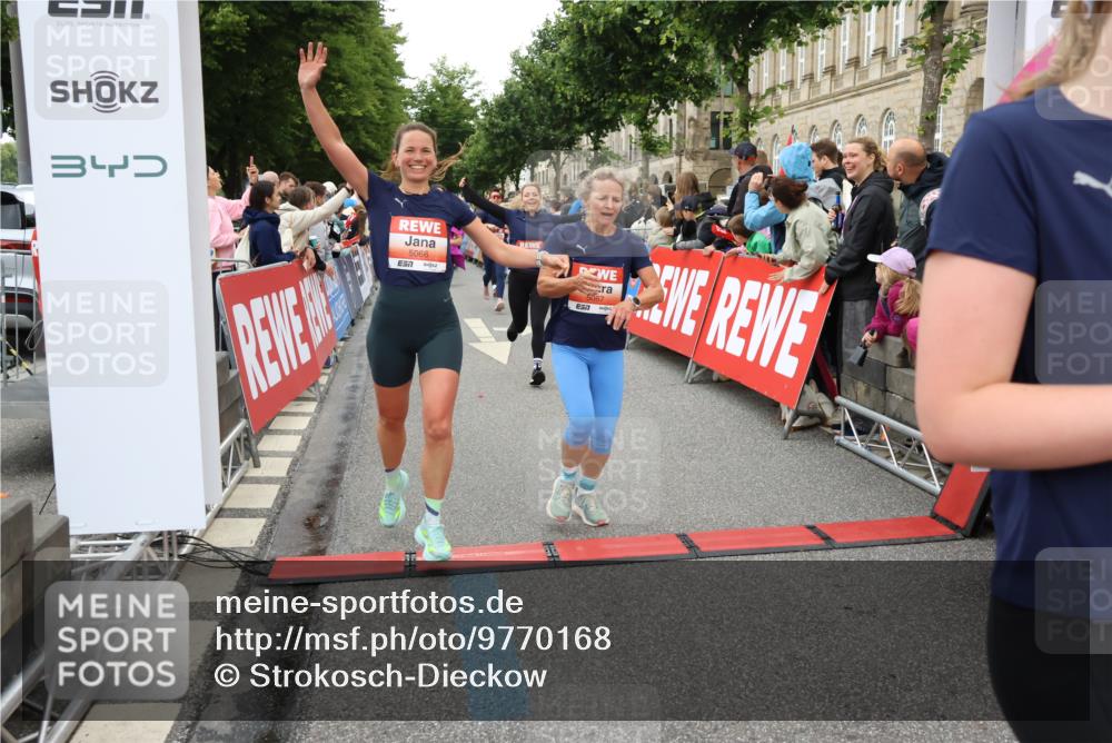 14.06.2026 - REWE Women's Run Strokosch-Dieckow http://msf.ph/oto/9770168 14.06.2026 10:58:57 Ziel 5066, 5067, 5144, 5154, 5226, 5402, 5553, 5585, 5616, 5741, 5766, 5911, 6036 meine-sportfotos.de