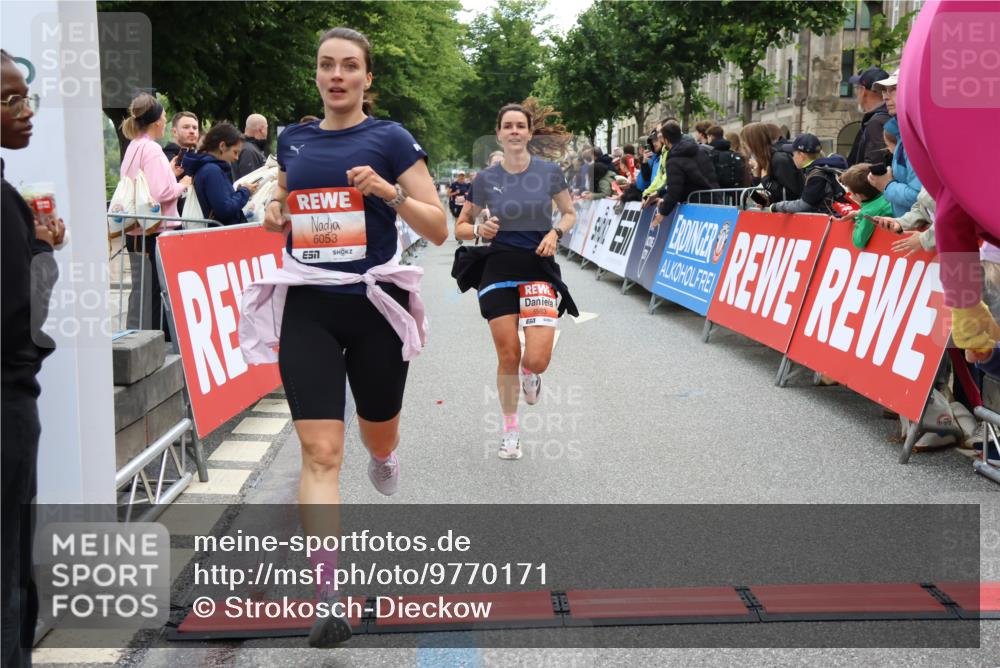 14.06.2026 - REWE Women's Run Strokosch-Dieckow http://msf.ph/oto/9770171 14.06.2026 10:56:56 Ziel 5023, 5070, 5219, 5571, 5583, 6023, 6053 meine-sportfotos.de