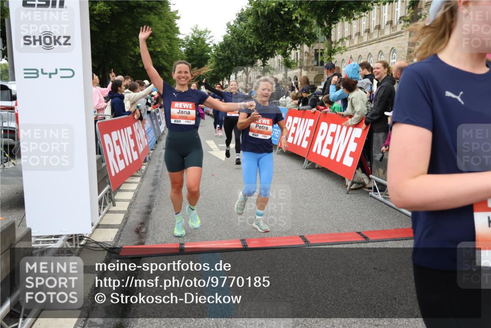 14.06.2026 - REWE Women's Run Strokosch-Dieckow http://msf.ph/oto/9770185 14.06.2026 10:58:57 Ziel 5066, 5067, 5144, 5154, 5226, 5402, 5553, 5585, 5616, 5741, 5766, 5911, 6036 meine-sportfotos.de