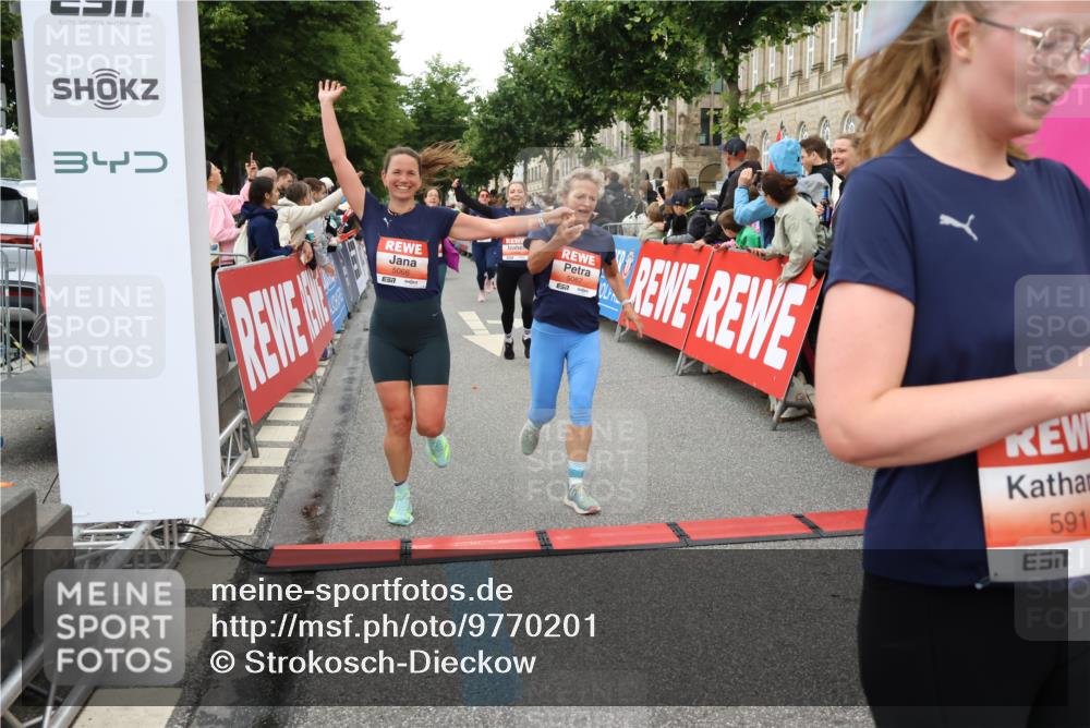 14.06.2026 - REWE Women's Run Strokosch-Dieckow http://msf.ph/oto/9770201 14.06.2026 10:58:57 Ziel 5066, 5067, 5144, 5154, 5226, 5402, 5553, 5585, 5616, 5741, 5766, 5911, 6036 meine-sportfotos.de