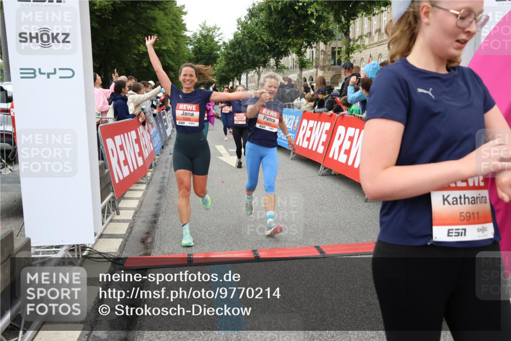 14.06.2026 - REWE Women's Run Strokosch-Dieckow http://msf.ph/oto/9770214 14.06.2026 10:58:57 Ziel 5066, 5067, 5144, 5154, 5226, 5402, 5553, 5585, 5616, 5741, 5766, 5911, 6036 meine-sportfotos.de