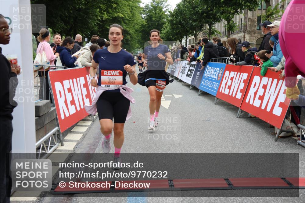 14.06.2026 - REWE Women's Run Strokosch-Dieckow http://msf.ph/oto/9770232 14.06.2026 10:56:56 Ziel 5023, 5070, 5219, 5571, 5583, 6023, 6053 meine-sportfotos.de