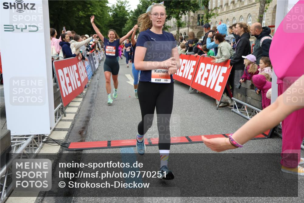 14.06.2026 - REWE Women's Run Strokosch-Dieckow http://msf.ph/oto/9770251 14.06.2026 10:58:56 Ziel 5066, 5067, 5144, 5154, 5402, 5553, 5585, 5616, 5741, 5766, 5911, 6036 meine-sportfotos.de