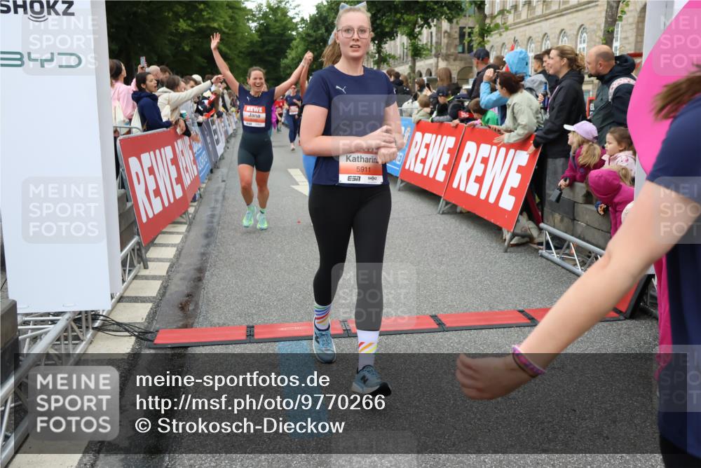 14.06.2026 - REWE Women's Run Strokosch-Dieckow http://msf.ph/oto/9770266 14.06.2026 10:58:56 Ziel 5066, 5067, 5144, 5154, 5402, 5553, 5585, 5616, 5741, 5766, 5911, 6036 meine-sportfotos.de