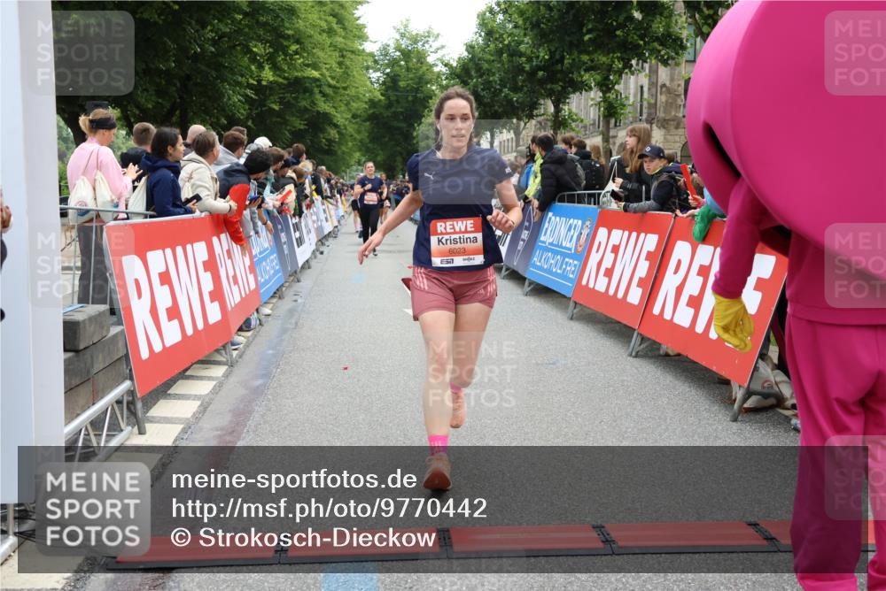 14.06.2026 - REWE Women's Run Strokosch-Dieckow http://msf.ph/oto/9770442 14.06.2026 10:56:49 Ziel 5070, 5219, 5945, 6023 meine-sportfotos.de