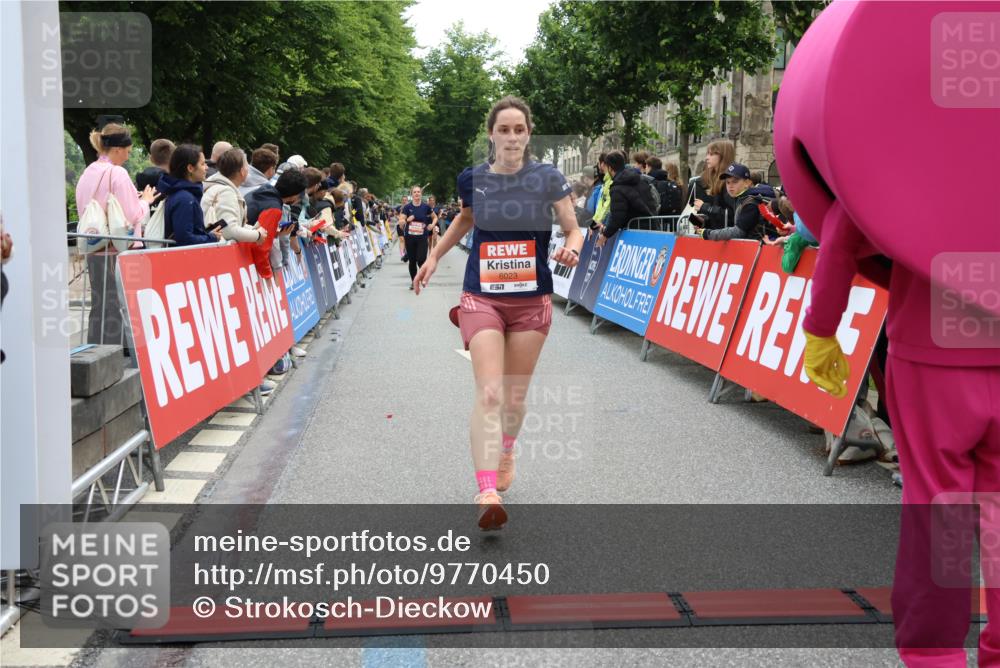 14.06.2026 - REWE Women's Run Strokosch-Dieckow http://msf.ph/oto/9770450 14.06.2026 10:56:49 Ziel 5070, 5219, 5945, 6023 meine-sportfotos.de