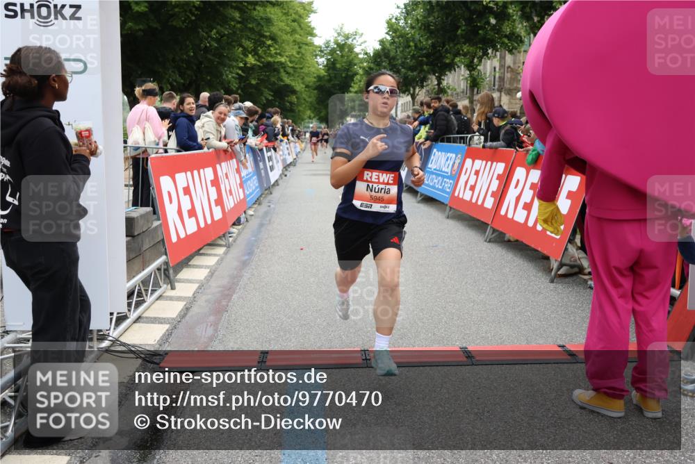 14.06.2026 - REWE Women's Run Strokosch-Dieckow http://msf.ph/oto/9770470 14.06.2026 10:56:41 Ziel 5945, 5953 meine-sportfotos.de