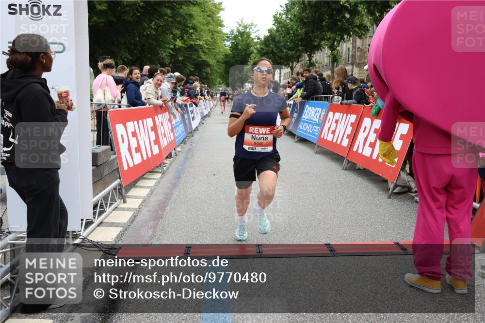 14.06.2026 - REWE Women's Run Strokosch-Dieckow http://msf.ph/oto/9770480 14.06.2026 10:56:41 Ziel 5945, 5953 meine-sportfotos.de