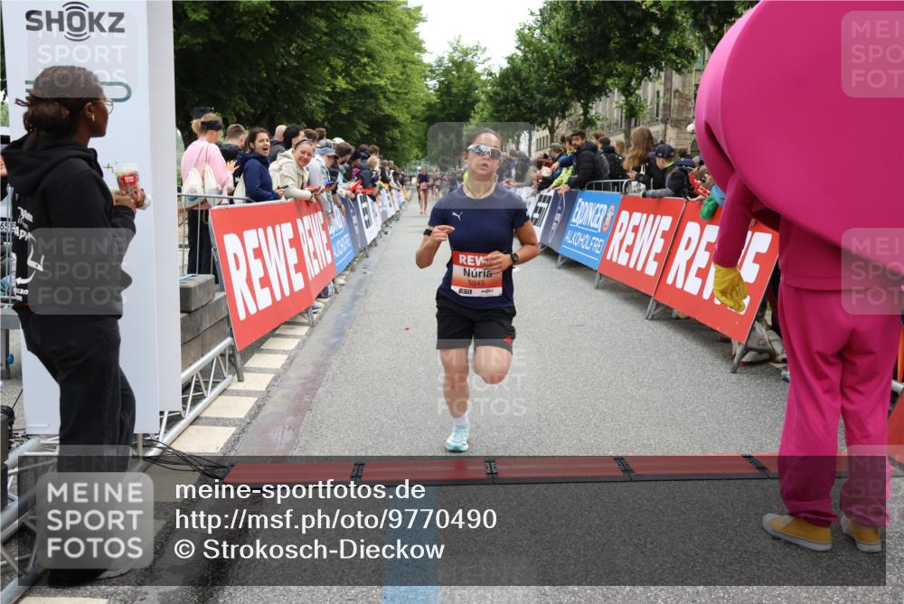 14.06.2026 - REWE Women's Run Strokosch-Dieckow http://msf.ph/oto/9770490 14.06.2026 10:56:41 Ziel 5945, 5953 meine-sportfotos.de