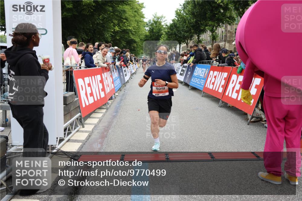 14.06.2026 - REWE Women's Run Strokosch-Dieckow http://msf.ph/oto/9770499 14.06.2026 10:56:41 Ziel 5945, 5953 meine-sportfotos.de