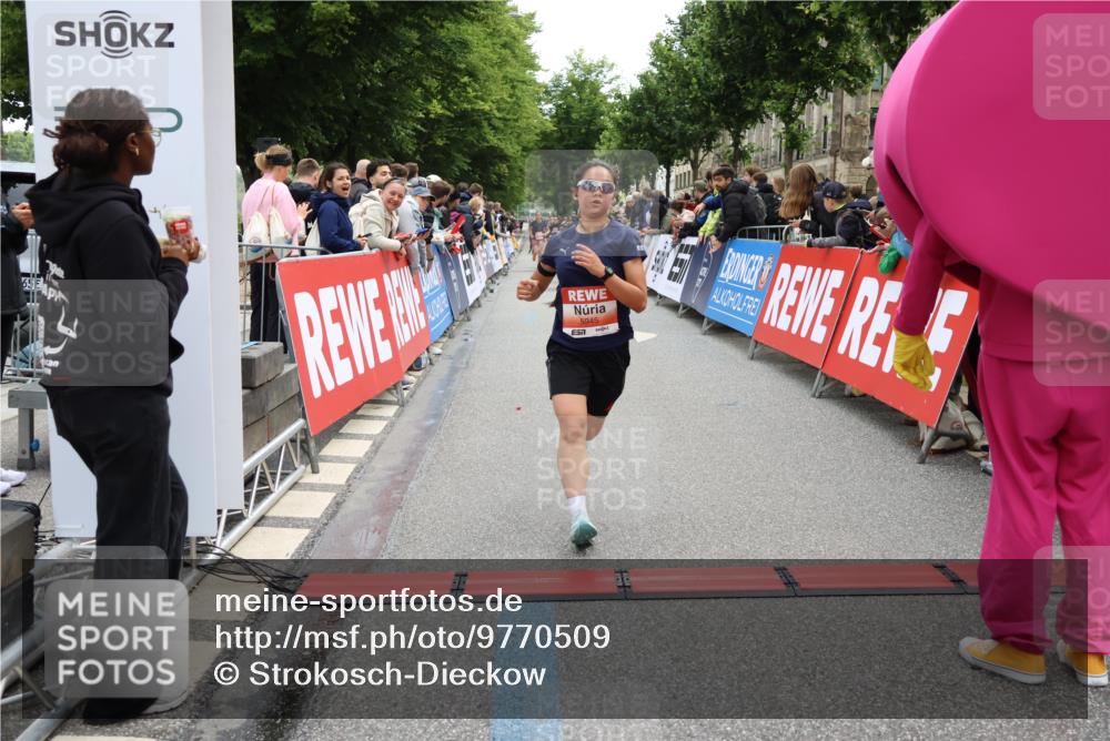 14.06.2026 - REWE Women's Run Strokosch-Dieckow http://msf.ph/oto/9770509 14.06.2026 10:56:41 Ziel 5945, 5953 meine-sportfotos.de