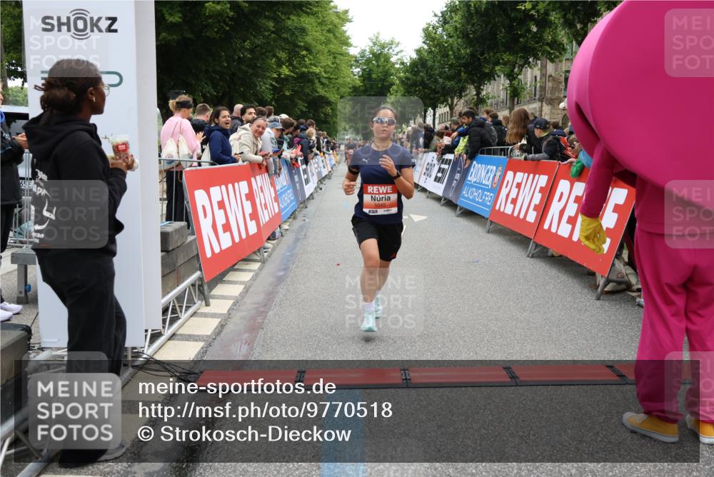 14.06.2026 - REWE Women's Run Strokosch-Dieckow http://msf.ph/oto/9770518 14.06.2026 10:56:41 Ziel 5945, 5953 meine-sportfotos.de