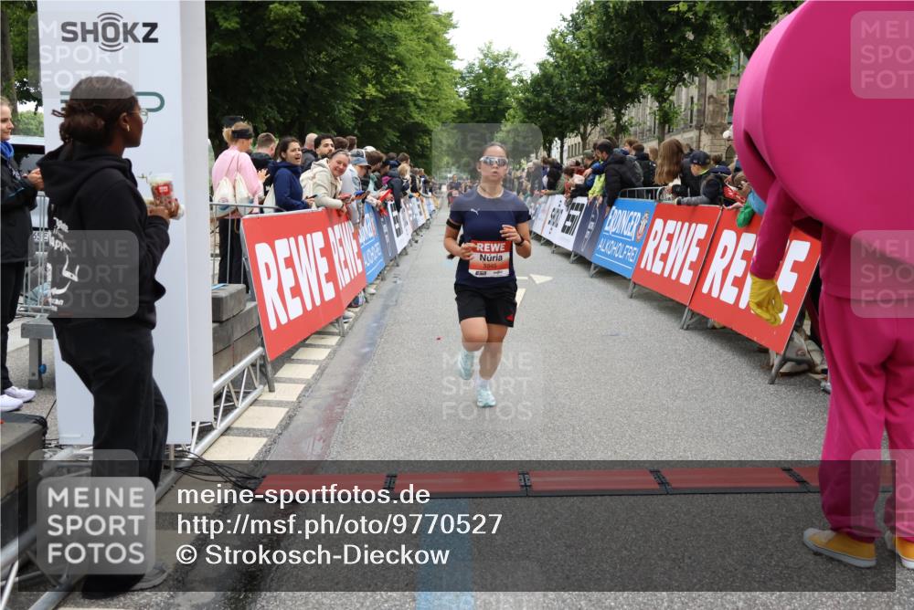 14.06.2026 - REWE Women's Run Strokosch-Dieckow http://msf.ph/oto/9770527 14.06.2026 10:56:41 Ziel 5945, 5953 meine-sportfotos.de