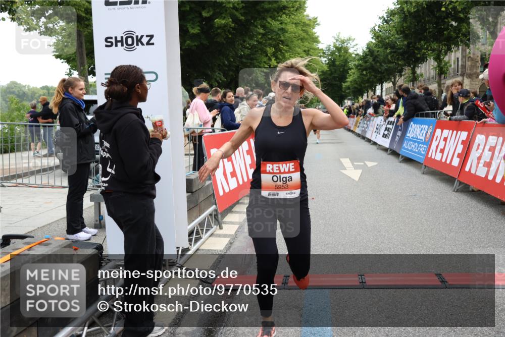 14.06.2026 - REWE Women's Run Strokosch-Dieckow http://msf.ph/oto/9770535 14.06.2026 10:56:37 Ziel 5140, 5945, 5953 meine-sportfotos.de