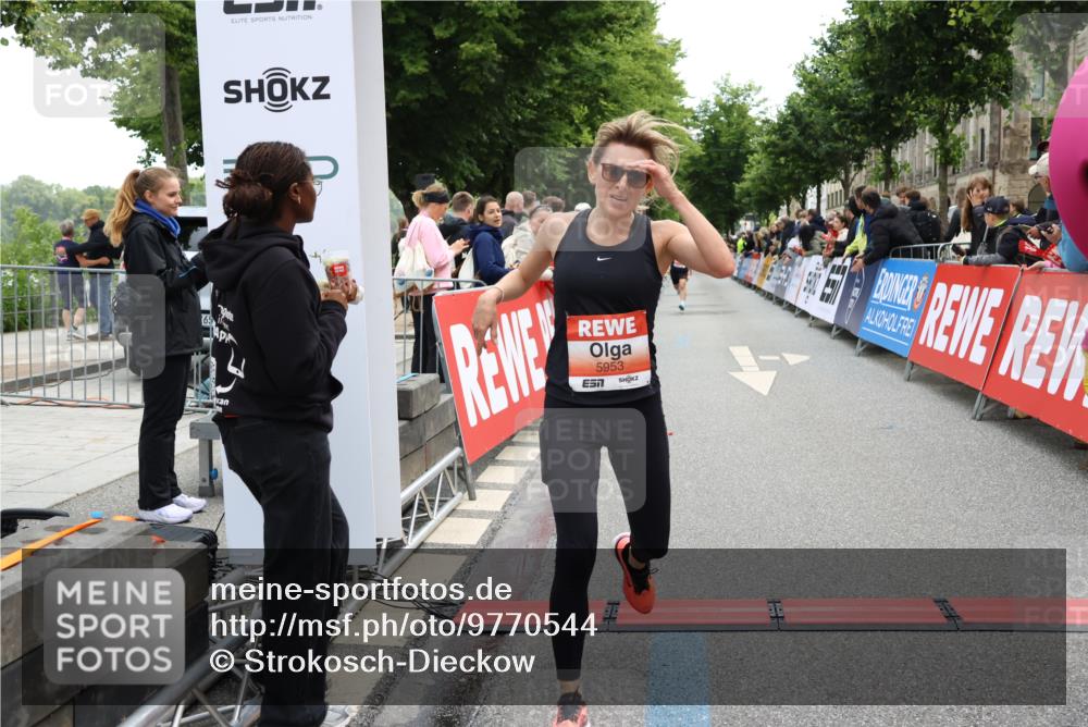 14.06.2026 - REWE Women's Run Strokosch-Dieckow http://msf.ph/oto/9770544 14.06.2026 10:56:37 Ziel 5140, 5945, 5953 meine-sportfotos.de
