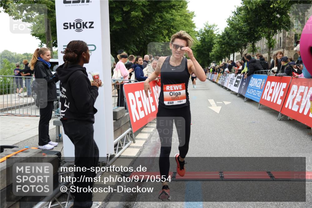 14.06.2026 - REWE Women's Run Strokosch-Dieckow http://msf.ph/oto/9770554 14.06.2026 10:56:37 Ziel 5140, 5945, 5953 meine-sportfotos.de