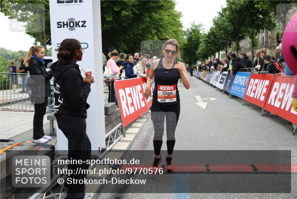14.06.2026 - REWE Women's Run Strokosch-Dieckow http://msf.ph/oto/9770576 14.06.2026 10:56:37 Ziel 5140, 5945, 5953 meine-sportfotos.de