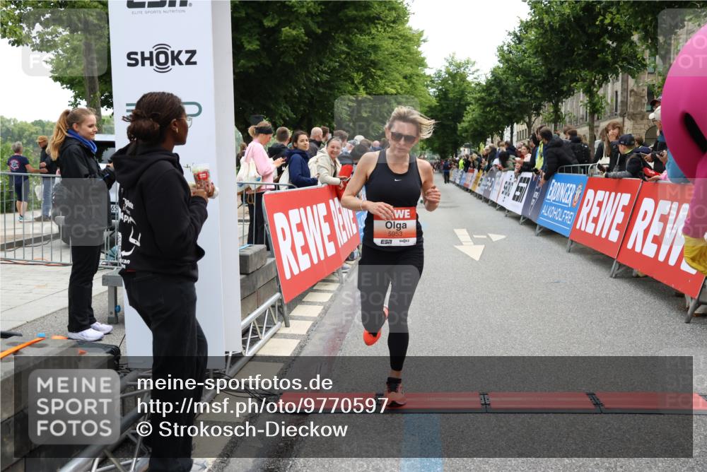 14.06.2026 - REWE Women's Run Strokosch-Dieckow http://msf.ph/oto/9770597 14.06.2026 10:56:36 Ziel 5140, 5244, 5245, 5556, 5953 meine-sportfotos.de