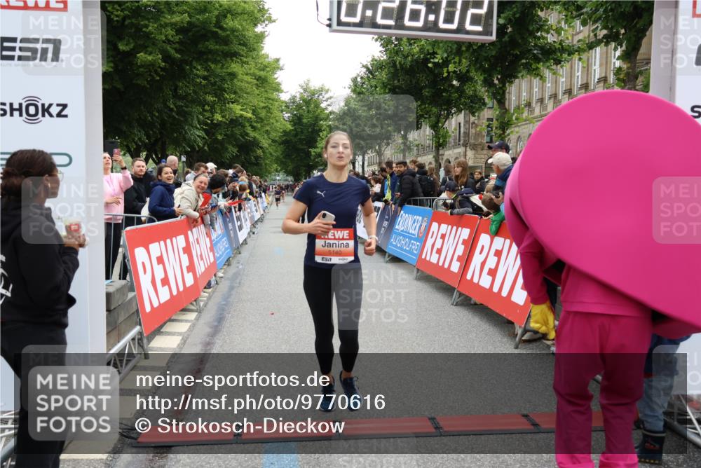 14.06.2026 - REWE Women's Run Strokosch-Dieckow http://msf.ph/oto/9770616 14.06.2026 10:56:30 Ziel 5140, 5244, 5245, 5556, 5818 meine-sportfotos.de
