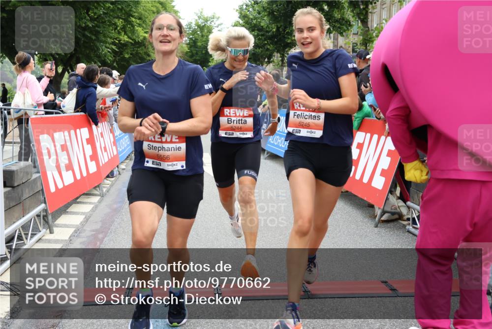14.06.2026 - REWE Women's Run Strokosch-Dieckow http://msf.ph/oto/9770662 14.06.2026 10:56:28 Ziel 5140, 5244, 5245, 5556, 5818 meine-sportfotos.de