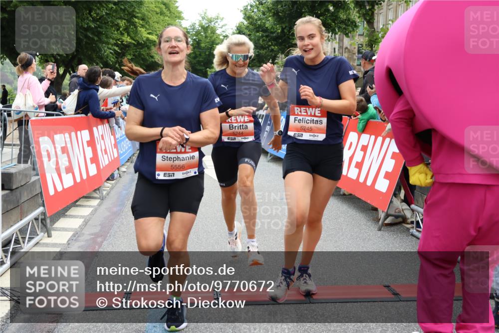 14.06.2026 - REWE Women's Run Strokosch-Dieckow http://msf.ph/oto/9770672 14.06.2026 10:56:28 Ziel 5140, 5244, 5245, 5556, 5818 meine-sportfotos.de