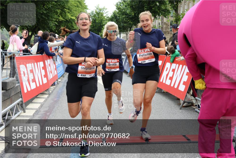 14.06.2026 - REWE Women's Run Strokosch-Dieckow http://msf.ph/oto/9770682 14.06.2026 10:56:28 Ziel 5140, 5244, 5245, 5556, 5818 meine-sportfotos.de