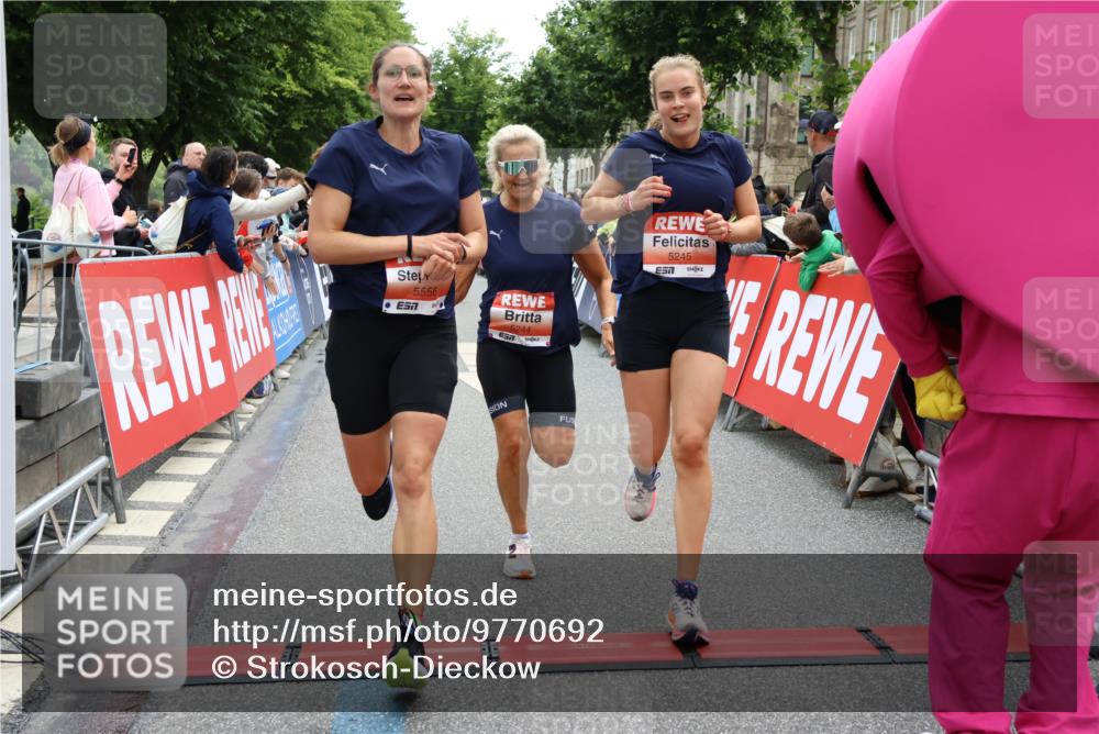 14.06.2026 - REWE Women's Run Strokosch-Dieckow http://msf.ph/oto/9770692 14.06.2026 10:56:28 Ziel 5140, 5244, 5245, 5556, 5818 meine-sportfotos.de