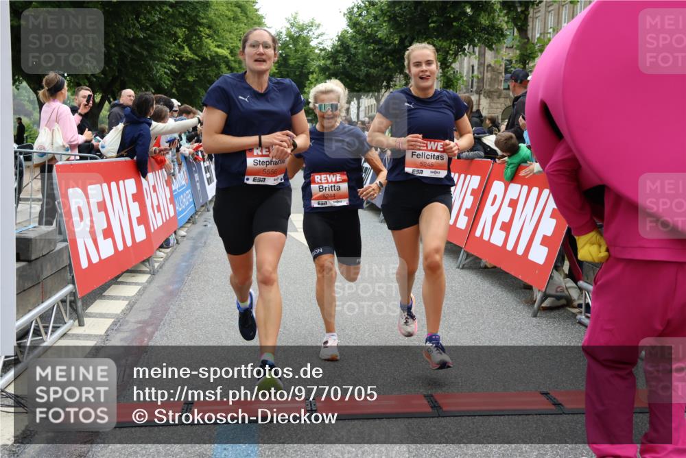 14.06.2026 - REWE Women's Run Strokosch-Dieckow http://msf.ph/oto/9770705 14.06.2026 10:56:28 Ziel 5140, 5244, 5245, 5556, 5818 meine-sportfotos.de