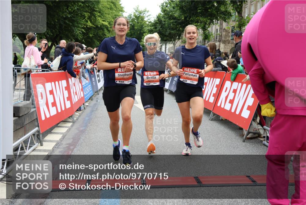 14.06.2026 - REWE Women's Run Strokosch-Dieckow http://msf.ph/oto/9770715 14.06.2026 10:56:28 Ziel 5140, 5244, 5245, 5556, 5818 meine-sportfotos.de