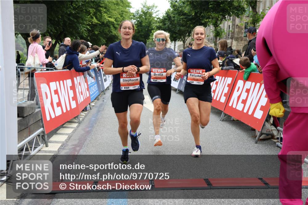 14.06.2026 - REWE Women's Run Strokosch-Dieckow http://msf.ph/oto/9770725 14.06.2026 10:56:28 Ziel 5140, 5244, 5245, 5556, 5818 meine-sportfotos.de