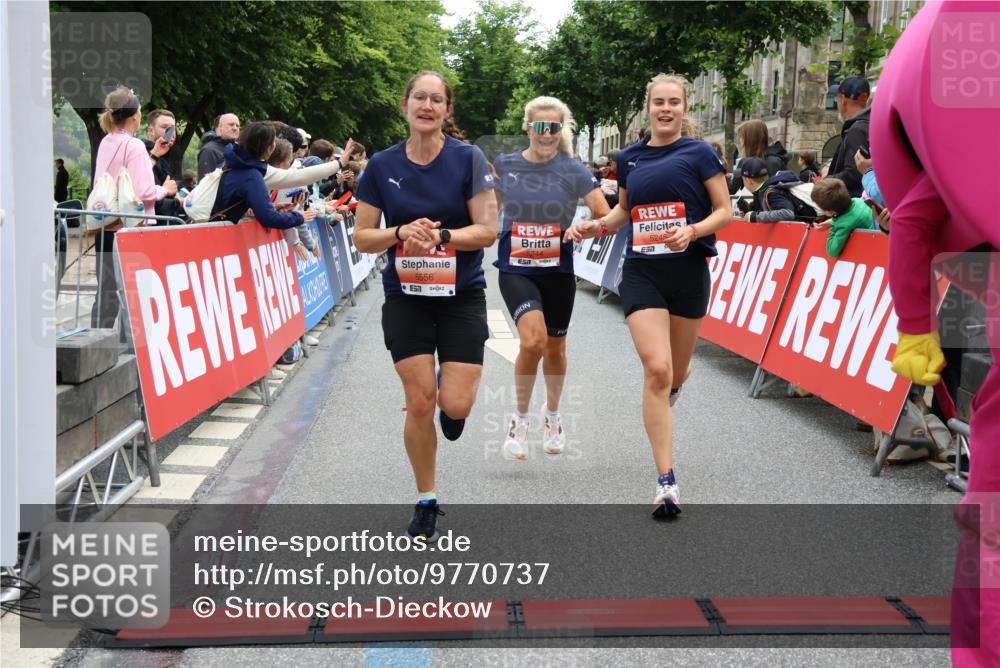 14.06.2026 - REWE Women's Run Strokosch-Dieckow http://msf.ph/oto/9770737 14.06.2026 10:56:28 Ziel 5140, 5244, 5245, 5556, 5818 meine-sportfotos.de