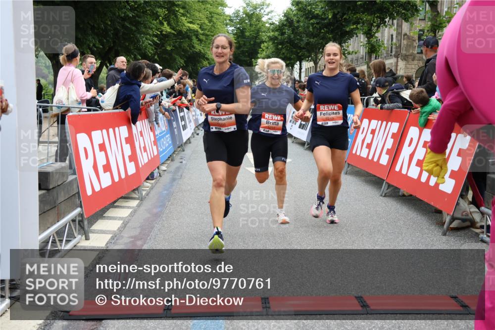 14.06.2026 - REWE Women's Run Strokosch-Dieckow http://msf.ph/oto/9770761 14.06.2026 10:56:28 Ziel 5140, 5244, 5245, 5556, 5818 meine-sportfotos.de